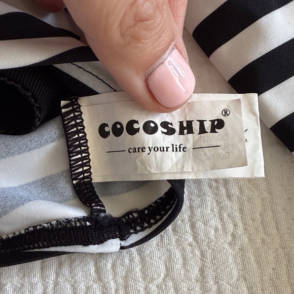 Black and White cropped swim shirt / 8 - Picture 8 of 9